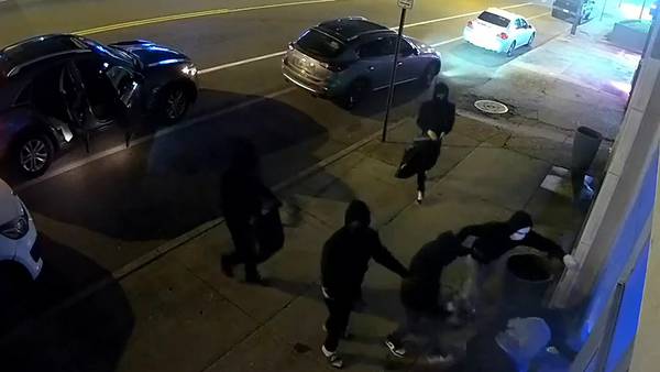 WATCH: Nine burglars break into Memphis shoe store, police say