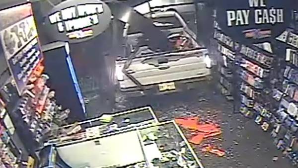 WATCH: 15 thieves rush store after smash and grab at Game XChange, police say