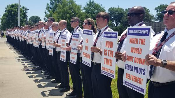 Hundreds of pilots protest to express frustration over lack of new employment contract