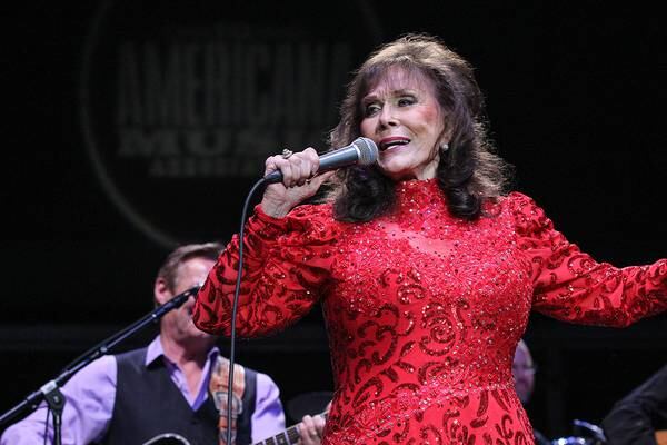 Loretta Lynn, queen of country music and ‘Coal Miner’s Daughter,’ dies at 90