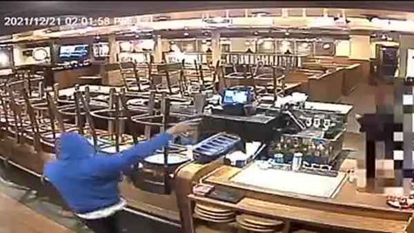 Gunpoint robbery at Outback Steakhouse has people shocked in Midtown