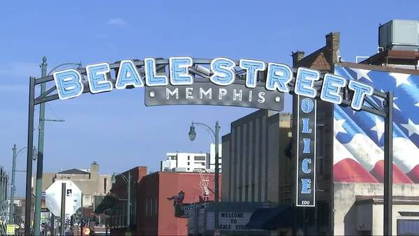 Beale Street bustles as thousands celebrate New Year’s Eve